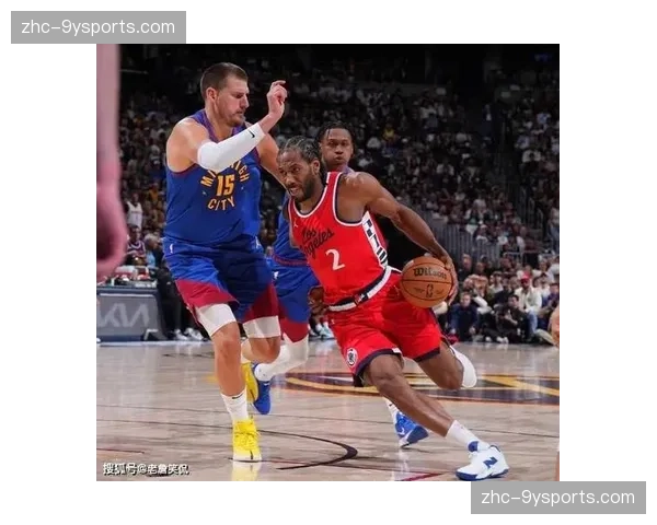 掘金与快船焦点战半场胶着，约基奇伦纳德上演巨星对决